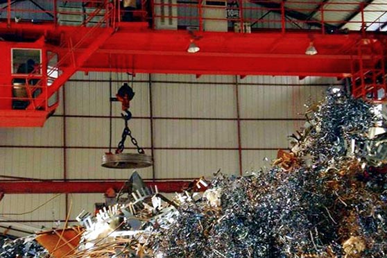 Grúa suspendida de doble viga con electroimán