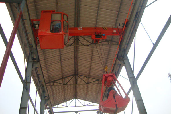 Single Girder Overhead Crane with GrabGrúa suspendida de una viga con agarre
